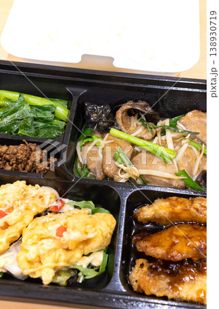 美味しいレバニラ炒めなどの中華料理とライス 138930719