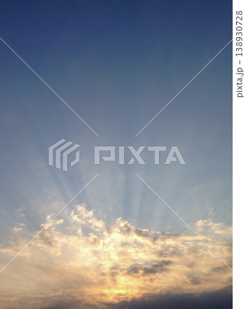 雲から差し込む光の筋 薄明光線と美しい朝の青空 雲から差し込む光の筋 薄明光線と美しい朝の青空 138930728
