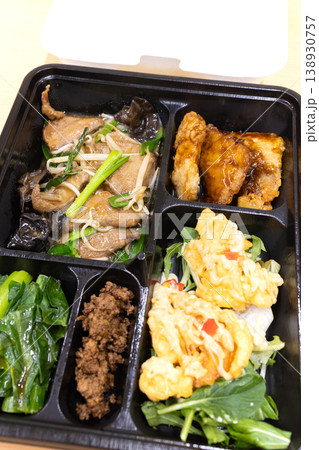 美味しいレバニラ炒めなどの中華料理とライス 138930757