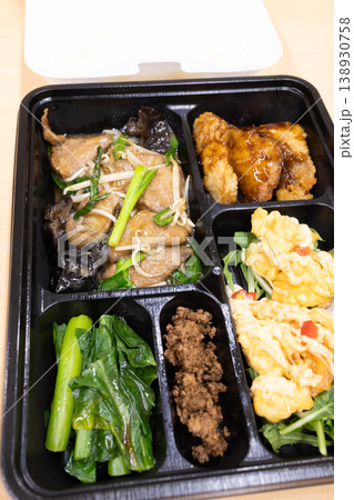 美味しいレバニラ炒めなどの中華料理とライス 美味しいレバニラ炒めなどの中華料理とライス 138930758