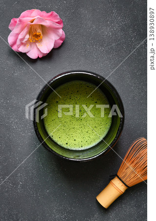 日本の茶道 　茶筅と椿をそえて （和風イメージ）コピースペースあり 138930897