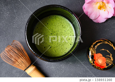 日本の茶道 茶筅と棗と椿をそえて (和風イメージ) 日本の茶道 茶筅と棗と椿をそえて (和風イメージ) 138931160