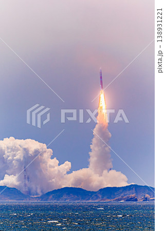 種子島宇宙センターから上昇するH-IIIロケットの軌跡 種子島宇宙センターから上昇するH-IIIロケットの軌跡 138931221