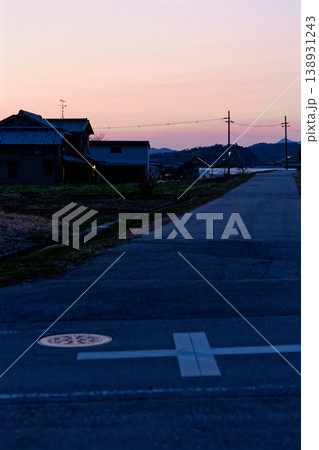 田舎道と夕焼け 138931243