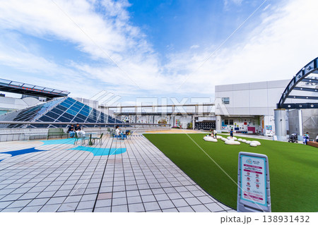 東京都の都市風景　デパートの屋上施設　お庭 138931432