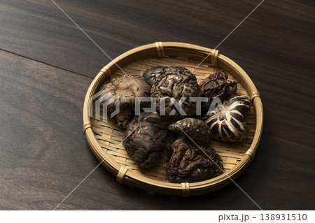 ざるに盛ったどんこ 138931510