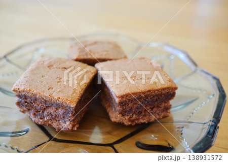 しっとり食感のチョコレートブラウニーのクローズアップ 138931572