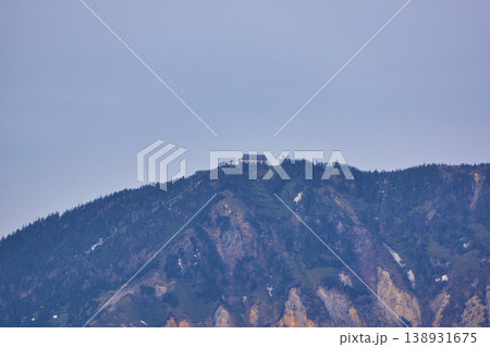 群馬県と長野県の県境 万座峠からの横手山の眺め 群馬県と長野県の県境 万座峠からの横手山の眺め 138931675