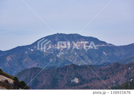 群馬県と長野県の県境 万座峠からの横手山の眺め 群馬県と長野県の県境 万座峠からの横手山の眺め 138931676