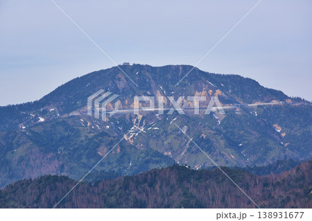 群馬県と長野県の県境　万座峠からの横手山の眺め 138931677