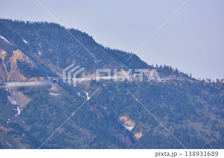 群馬県と長野県の県境 万座峠からの横手山の眺め 群馬県と長野県の県境 万座峠からの横手山の眺め 138931689