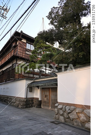 古町の鍋茶屋通りに建つ料亭鍋茶屋（新潟県新潟市中央区古町） 138931786