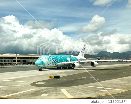 ホノルル空港にて離陸前の全日空A380機 138931874