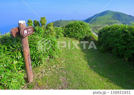 伊豆半島の伊豆山稜線歩道 緑の古稀山山頂より望む富士山と達磨山 伊豆半島の伊豆山稜線歩道 緑の古稀山山頂より望む富士山と達磨山 138931931