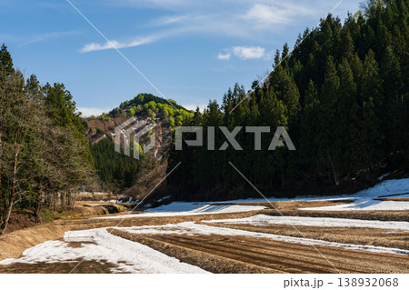 雪国に訪れた春、残雪の山肌と新緑 雪国に訪れた春、残雪の山肌と新緑 138932068