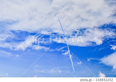 青空と雲を貫くH-IIIロケットの飛翔軌跡 138932252