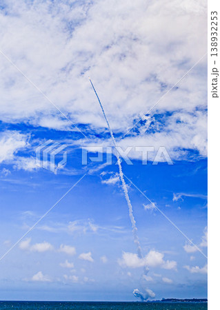 中山海岸から撮影したロケット発射と白い煙の軌跡 138932253
