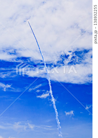雲間を縫うように伸びるH3ロケットの打ち上げ軌跡 雲間を縫うように伸びるH3ロケットの打ち上げ軌跡 138932255