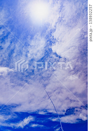 空いっぱいに描かれるロケットの白い煙の軌跡（H-III） 138932257