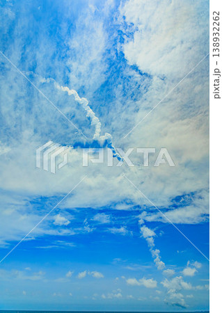 空をキャンバスに描かれるロケットの軌跡と雲の表情 138932262