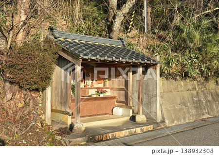 岩室温泉にある夜泣き地蔵の祠（新潟県新潟市西蒲区岩室温泉） 138932308