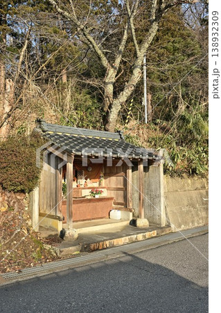 岩室温泉にある夜泣き地蔵の祠(新潟県新潟市西蒲区岩室温泉) 岩室温泉にある夜泣き地蔵の祠(新潟県新潟市西蒲区岩室温泉) 138932309