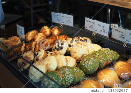 店頭に並んだ美味しそうなパン 138932987