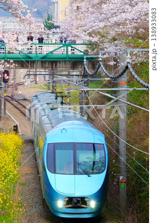 【御殿場線の春景色】満開の桜に包まれる特急ふじさん 【御殿場線の春景色】満開の桜に包まれる特急ふじさん 138933083