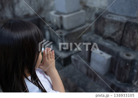 お墓参りをする女の子 138933105