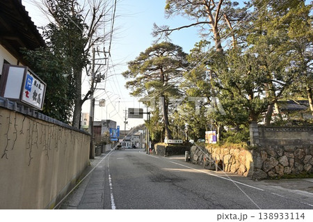岩室温泉街の直線道路と街並み(新潟県新潟市西蒲区岩室温泉) 岩室温泉街の直線道路と街並み(新潟県新潟市西蒲区岩室温泉) 138933114