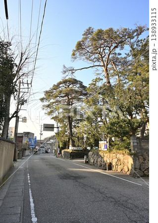 岩室温泉街の直線道路と街並み(新潟県新潟市西蒲区岩室温泉) 岩室温泉街の直線道路と街並み(新潟県新潟市西蒲区岩室温泉) 138933115