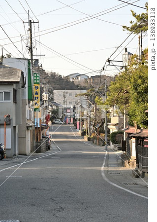 岩室温泉街の直線道路と街並み（新潟県新潟市西蒲区岩室温泉） 138933118