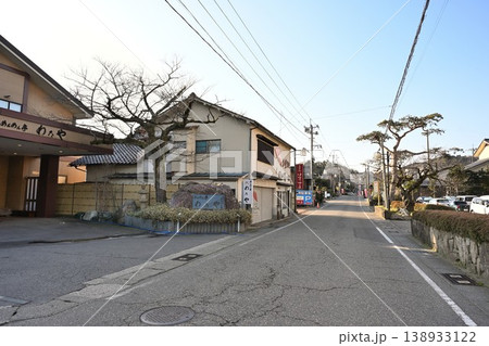 岩室温泉街の直線道路と街並み(新潟県新潟市西蒲区岩室温泉) 岩室温泉街の直線道路と街並み(新潟県新潟市西蒲区岩室温泉) 138933122