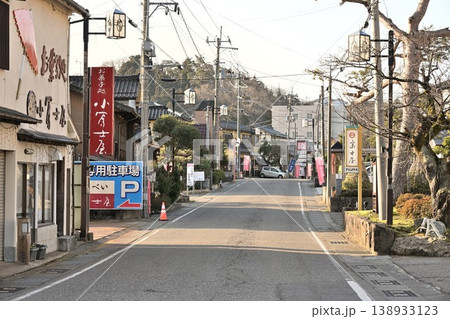岩室温泉街の直線道路と街並み(新潟県新潟市西蒲区岩室温泉) 岩室温泉街の直線道路と街並み(新潟県新潟市西蒲区岩室温泉) 138933123