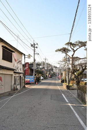 岩室温泉街の直線道路と街並み(新潟県新潟市西蒲区岩室温泉) 岩室温泉街の直線道路と街並み(新潟県新潟市西蒲区岩室温泉) 138933124
