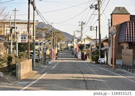 岩室温泉街の直線道路と街並み(新潟県新潟市西蒲区岩室温泉) 岩室温泉街の直線道路と街並み(新潟県新潟市西蒲区岩室温泉) 138933125