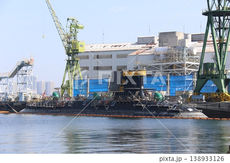 川崎重工業神戸工場第4ドックで定期検査（オーバーホール）中の潜水艦 138933126