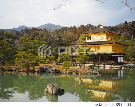 池に映る金閣寺 138933131