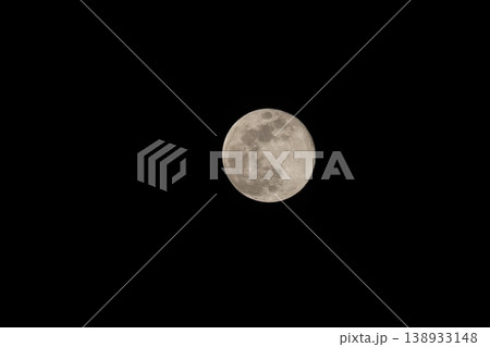 夜空に浮かぶ満月 夜空に浮かぶ満月 138933148