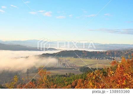 朝の山本山高原に広がる紅葉と雲海の風景(新潟県小千谷市) 朝の山本山高原に広がる紅葉と雲海の風景(新潟県小千谷市) 138933160