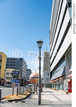 晴天の長野県松本市 Mウイング周辺の街並みと歩道 晴天の長野県松本市 Mウイング周辺の街並みと歩道 138933323