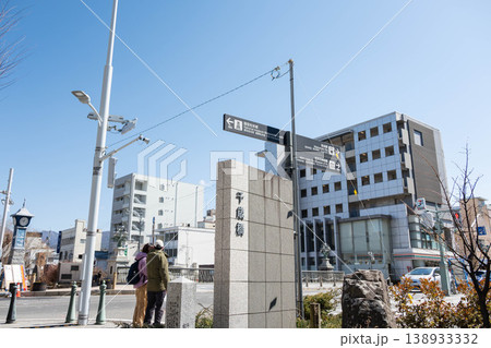 城下町松本の風景、千歳橋の石柱とモダンなビル群 138933332