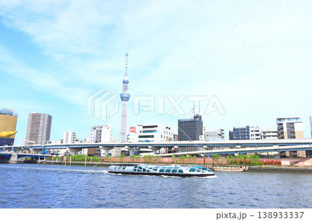 東京都墨田区、東京スカイツリーと遊覧船の風景 138933337