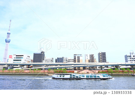 東京都墨田区、東京スカイツリーと遊覧船の風景 138933338
