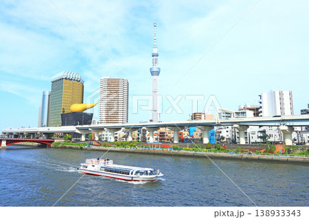 東京都墨田区、東京スカイツリーと遊覧船の風景 東京都墨田区、東京スカイツリーと遊覧船の風景 138933343