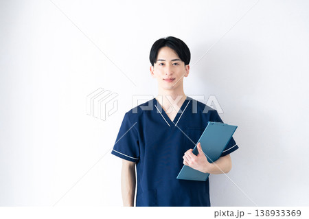 スクラブを着た若い男性 138933369