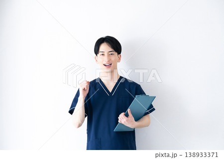 スクラブを着た若い男性 138933371