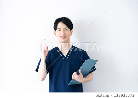 スクラブを着た若い男性 スクラブを着た若い男性 138933372