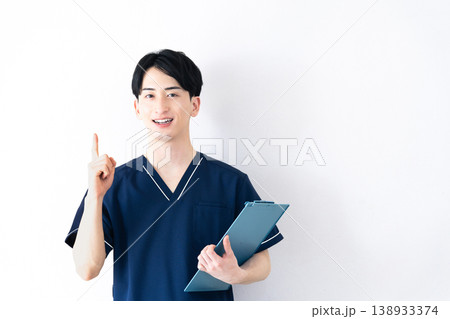 スクラブを着た若い男性 138933374