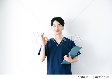 スクラブを着た若い男性 スクラブを着た若い男性 138933376